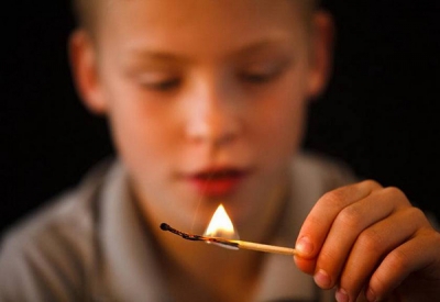 Детская шалость с огнем — частая причина пожаров