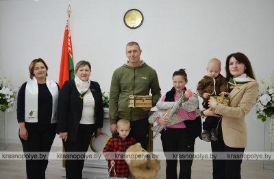 Главный символ инициативы «Трэці — Бацькаў» вручили в Краснополье