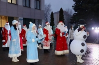 На городской площади председатель райисполкома Александр Ефимчиков вместе с ребятишками и их родными зажег главную елку Краснопольщины