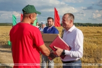 «Все дело в желании работать». Первого механизатора-тысячника чествовали в Могилевской области