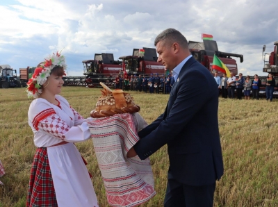 Символ урожая и признания: каравай-миллионник вручили Краснопольскому району