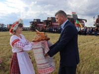 Символ урожая и признания: каравай-миллионник вручили Краснопольскому району