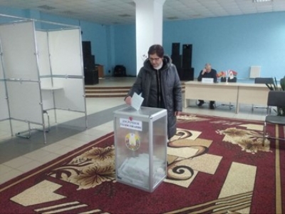 В досрочном голосовании по выборам Президента Республики Беларусь приняли посетители отделения дневного пребывания для граждан пожилого возраста Краснопольского районного центра социального обслуживания населения.