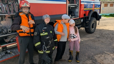 Спасатели учат детей правилам безопасности