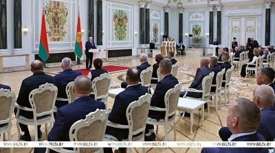 &quot;Вами гордится страна!&quot; Лукашенко вручил награды заслуженным аграриям Беларуси