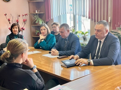 Встреча с отделом образования: приоритеты Краснопольщины — жильё, дороги и развитие производства