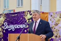 С напутственными словами к выпускникам 2025 года обратилось руководство района