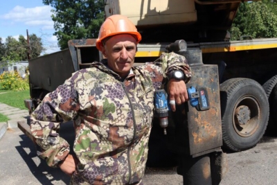 «Скучно не бывает»: плотник Алексей Мешков о своей работе