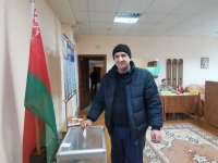 На Ленинском участке для голосования №3 уже с 12.00 - очередь желающих проголосовать досрочно
