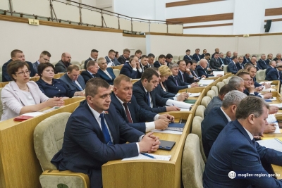 На заседании Могилевского облисполкома Леонид Заяц вручил госнаграды передовикам АПК области